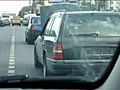 Kretyński kierowca - jechał z podniesioną maską! | BahVideo.com
