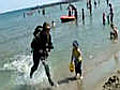 Netzfischer D-Day am Ferienstrand | BahVideo.com