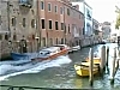 Une ambulance dans Venise | BahVideo.com