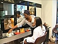 Le relooking de Diettou la coiffure et le maquillage | BahVideo.com