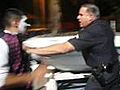 La polic a lleg a una fiesta a golpes | BahVideo.com