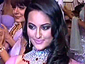Sonakshi dazzles on the ramp | BahVideo.com