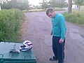 Lituano borracho rompiendo casco con la cabeza | BahVideo.com