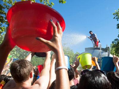 Raw Video Annual water fight in Madrid | BahVideo.com