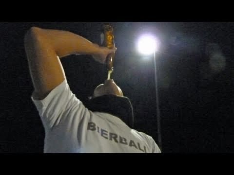 Bierball Oder Flunkyball Werfen Rennen Trinken  | BahVideo.com