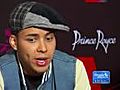 Prince Royce por la puerta de Premios Juventud | BahVideo.com